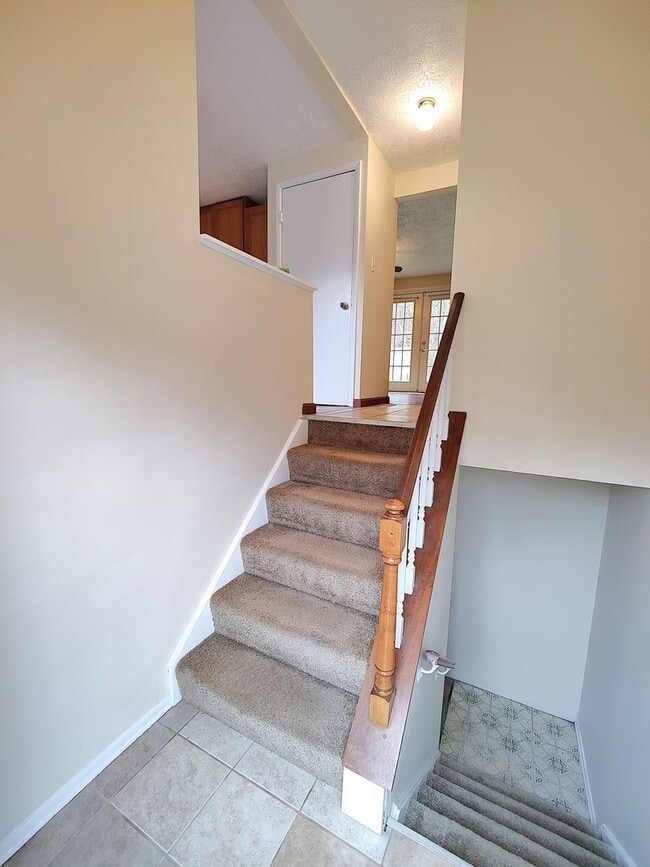 Building Photo - *Well-Maintained 3BD/1.5BA Townhouse Available in West Mifflin*