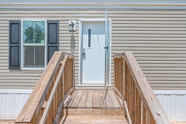 Building Photo - 126 Pansy Ln