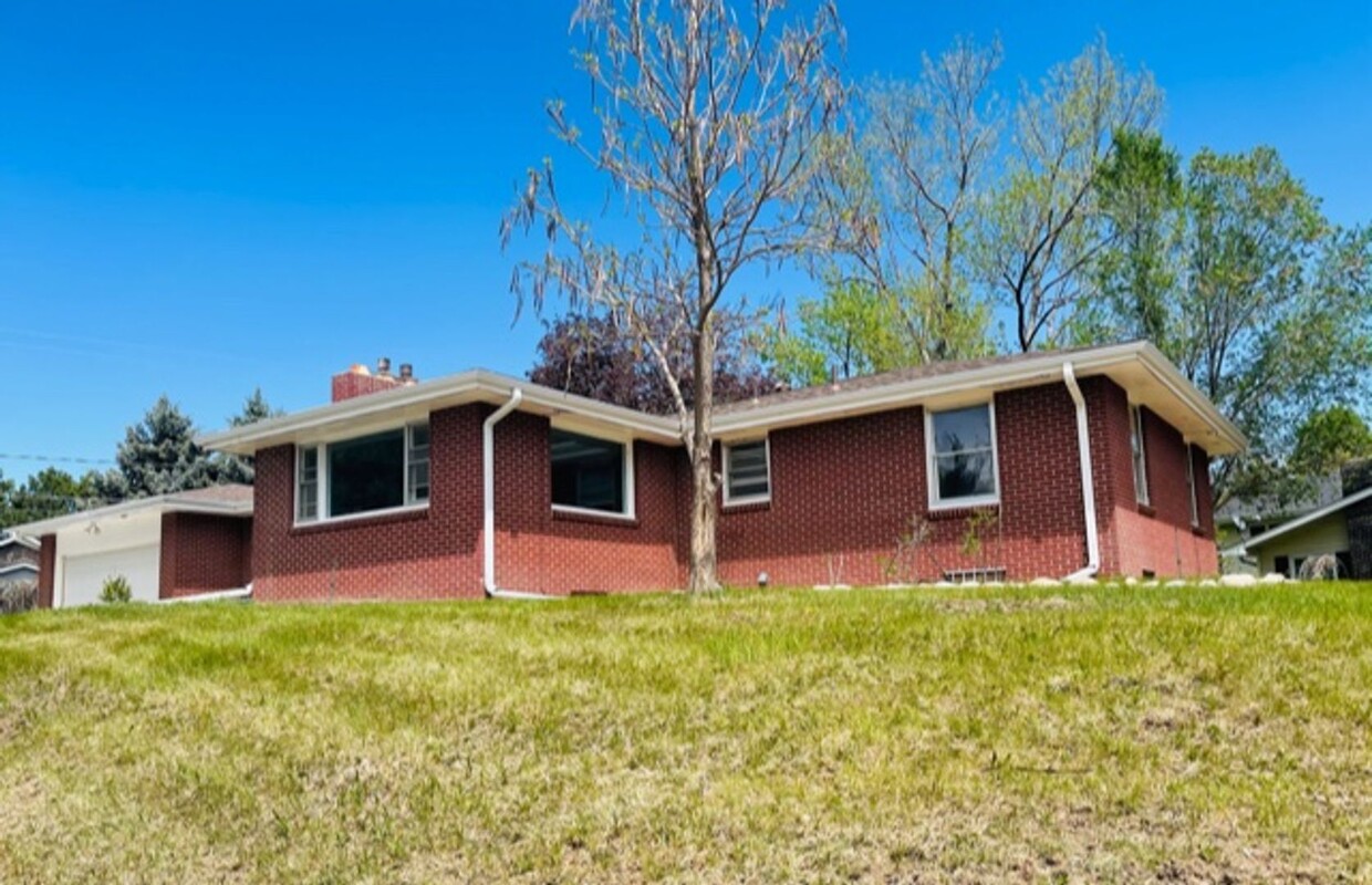 Primary Photo - Alles Acres 5 Bedroom Beauty