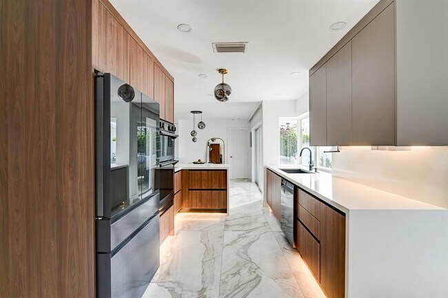 Foto del edificio - 3811 NE 34th Ave