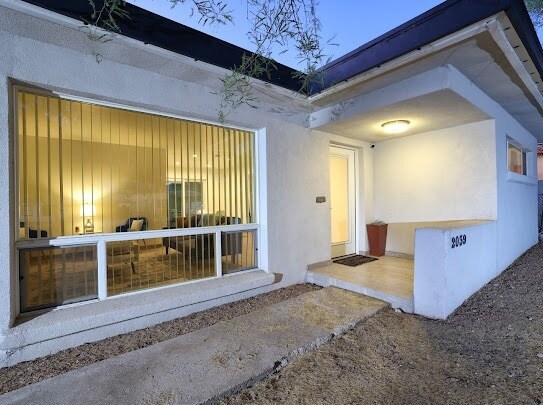 Foto del edificio - 2039 E 8th St