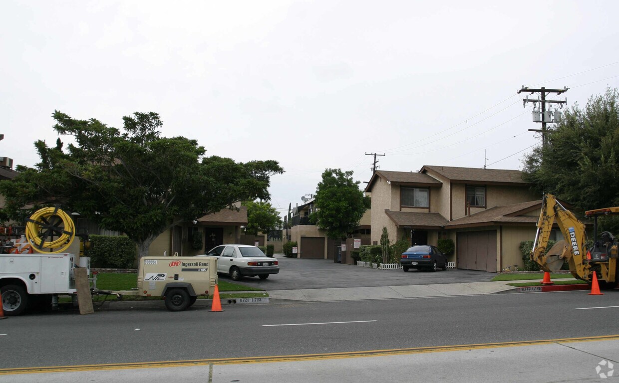 Primary Photo - 11717-11723 Colima Rd