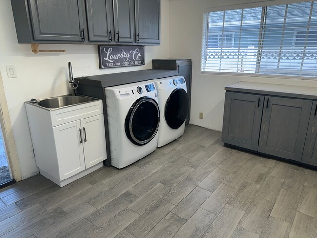 Foto del edificio - Free Perks, Spacious 4-Bedroom, 3-Bath Home!