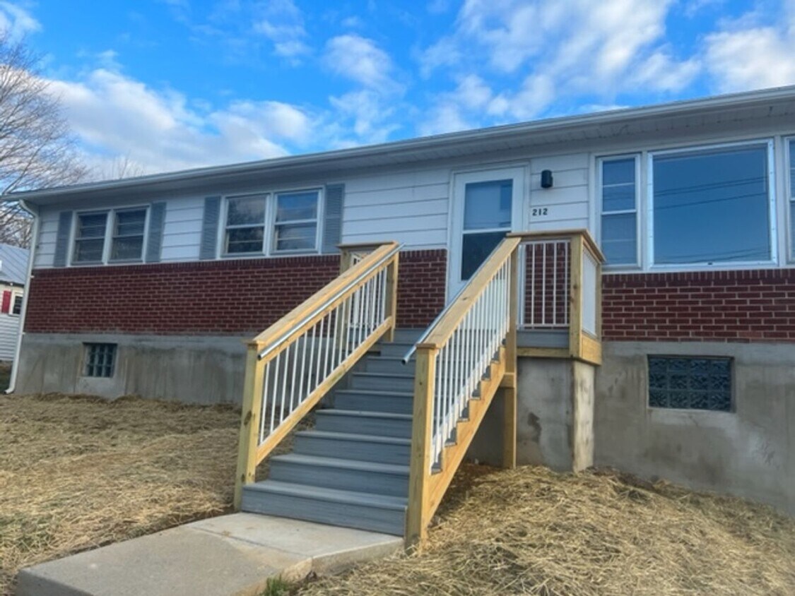 Foto principal - Recently Renovated Single Family