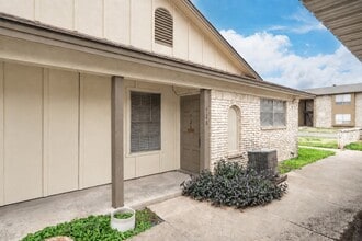 Building Photo - 726 E Pecan St