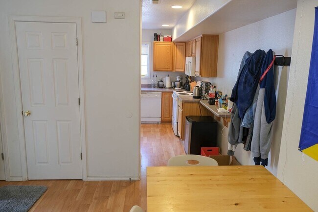 Foto del edificio - Spacious 3 bedroom townhome