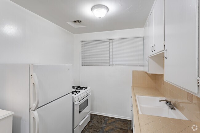 0HAB, 1BA - 600 ft² - 6755-6773 Yucca Street