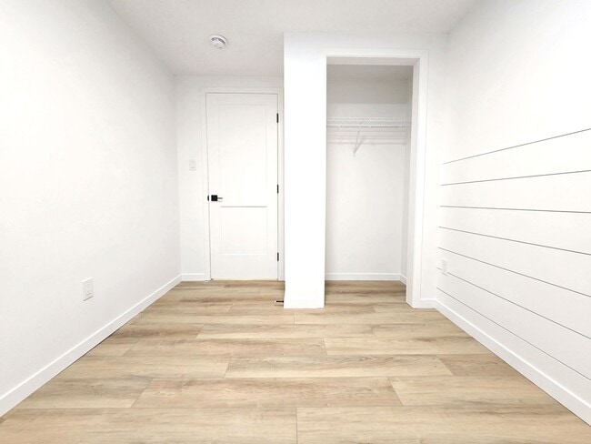 Photo du bâtiment - 10617-10122 122 Ave NW