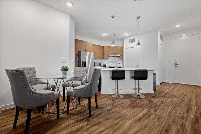 Foto del edificio - 2425 E Riverside Dr