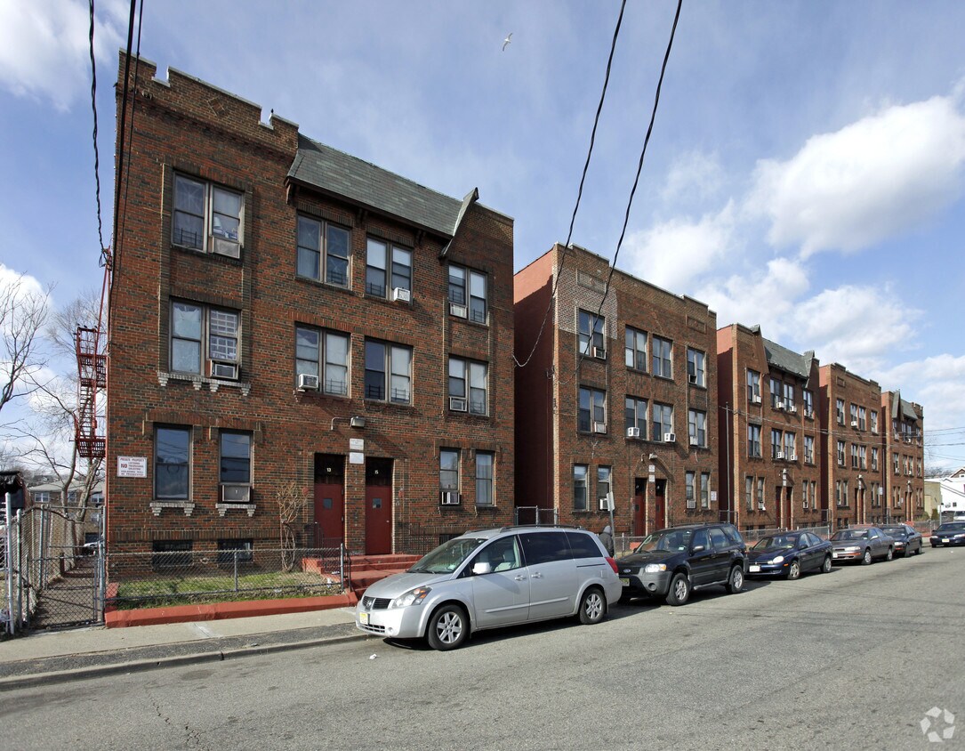 Alston Arms Apartments in Hackensack, NJ