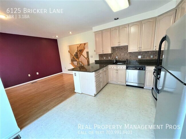 Building Photo - Price to go quickly and ready in the heart...
