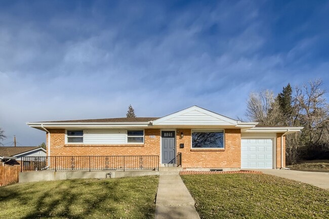 Beautiful Newly Remodeled Ranch with fully finished basement- Large Yard! RV Parking! - Beautiful Newly Remodeled Ranch with fully finished basement- Large Yard! RV Parking! House