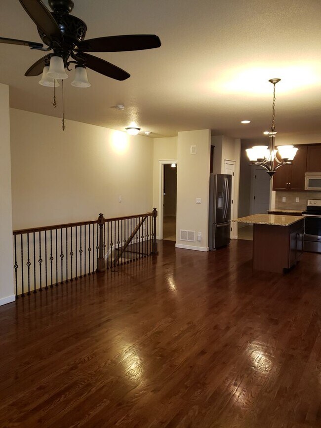 Building Photo - Newer 4 Bedroom, 3 Bath home in Gold Hills...