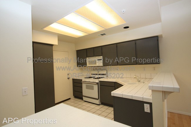 Building Photo - 2 br, 2.5 bath House - 16 Anacapa Ct.
