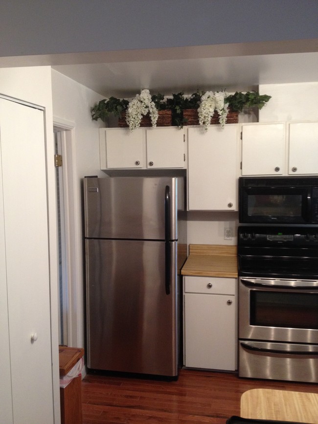 Kitchen - 302 Harvest Dr
