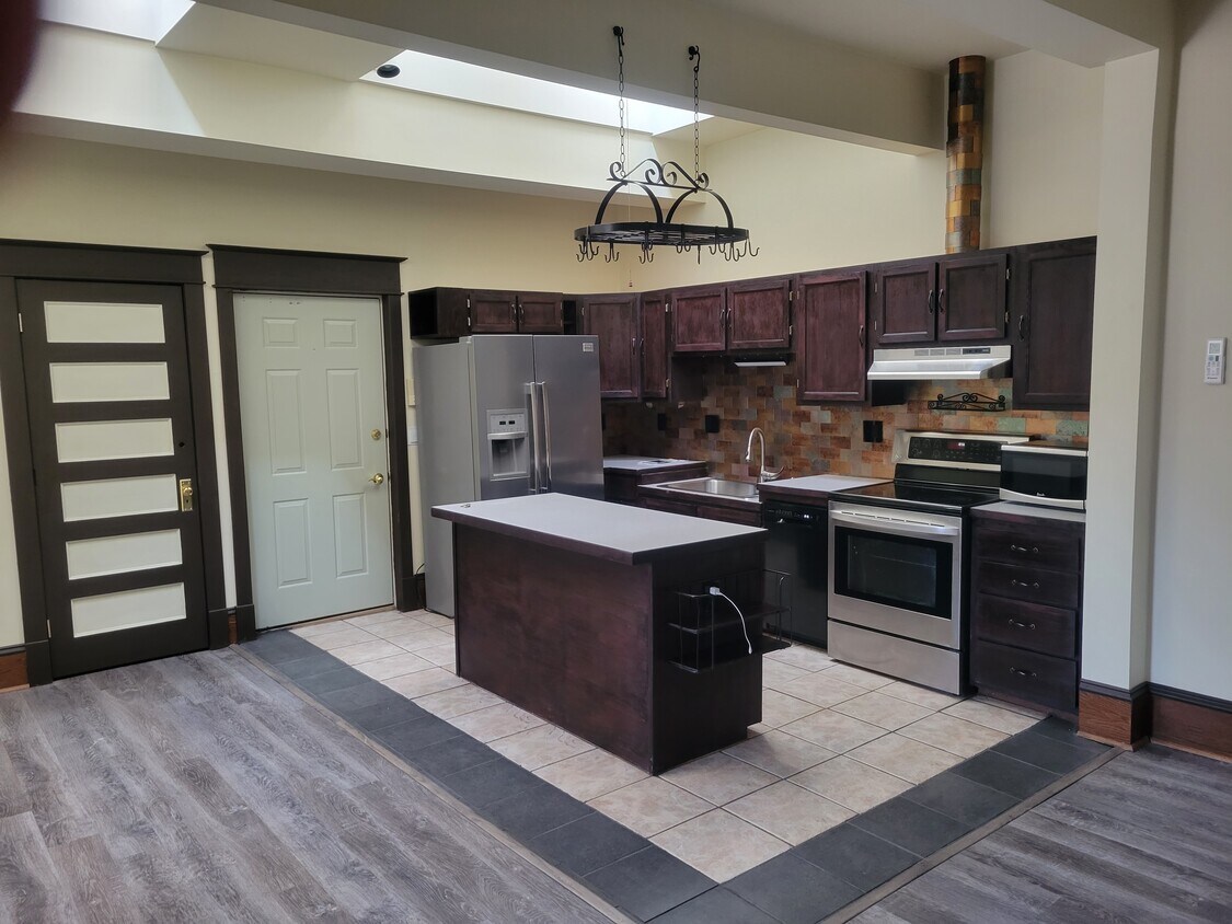 Kitchen (Front entrance with closet) - 519 W College Ave