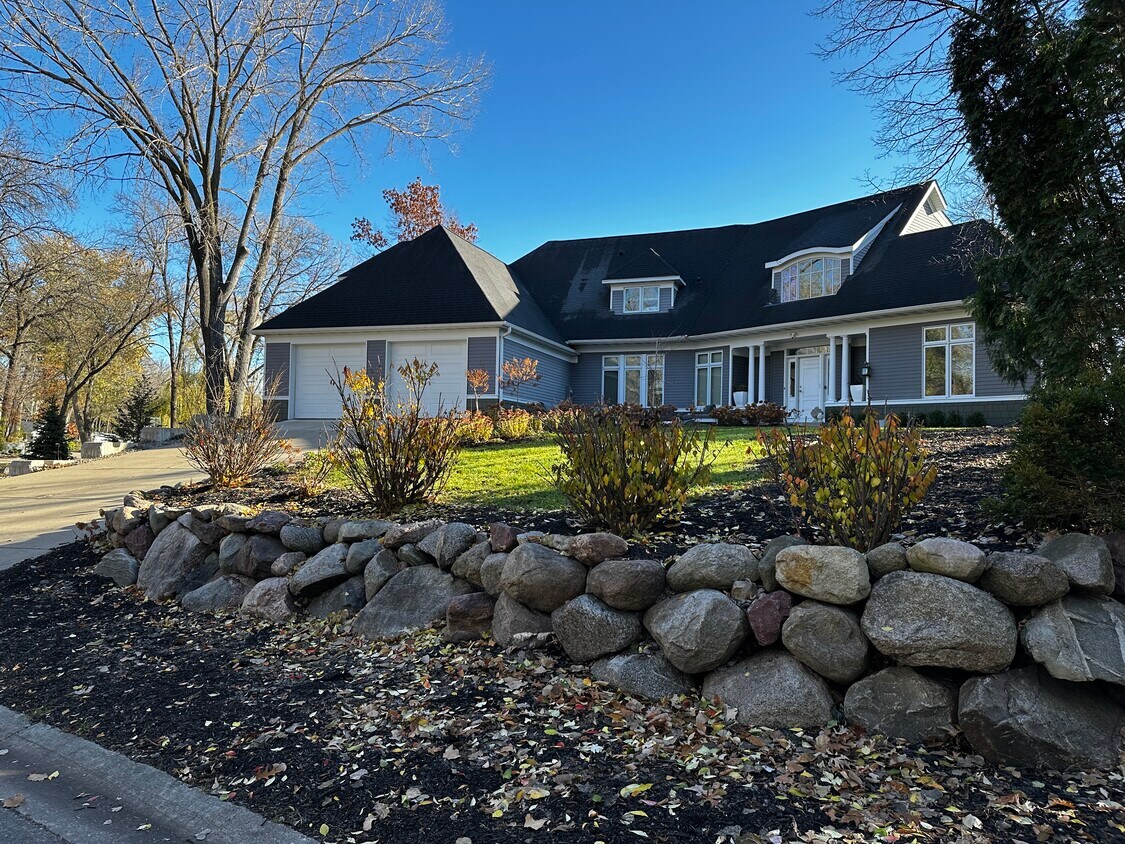 Primary Photo - 5760 Oakview Ln N