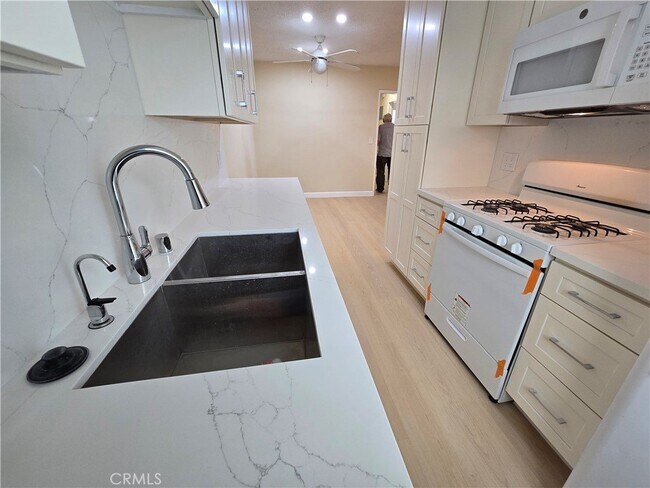 Foto del edificio - 1216 N Formosa Ave