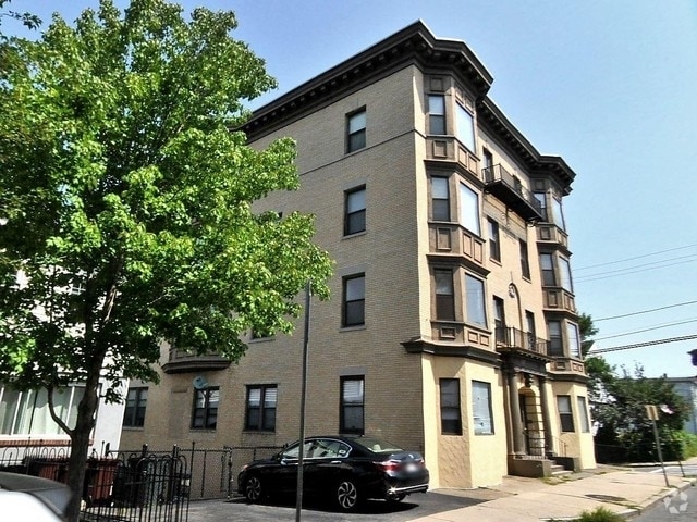 Building Photo - 566 Beach St