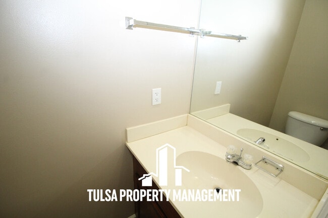 Building Photo - 1323 S Lawton Ave