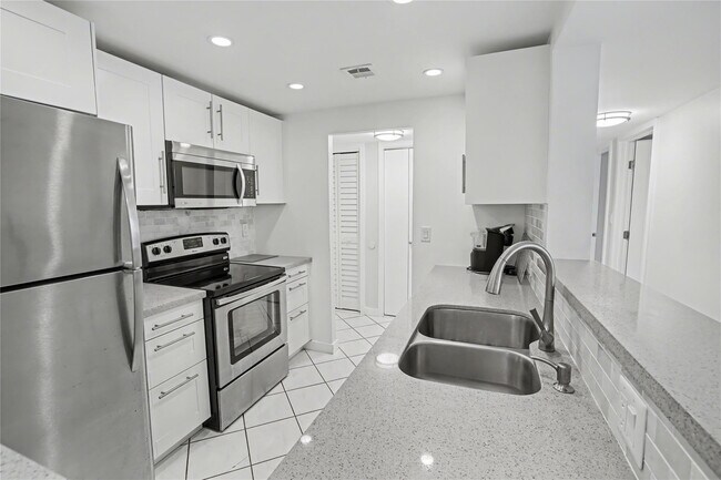 Building Photo - 1009 N Ocean Blvd