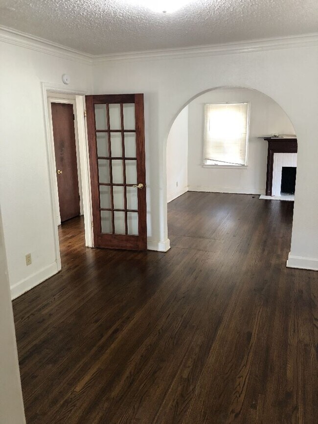 Building Photo - Stylish Urban Living at Its Best! 3 Bed, 1...