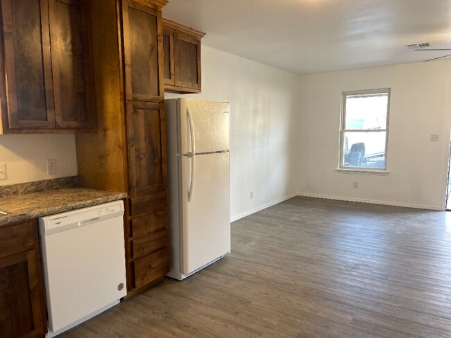 Foto del edificio - 1221 W Haskell St