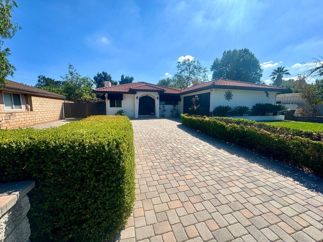 Foto principal - Charming Village Home – Steps from Claremo...