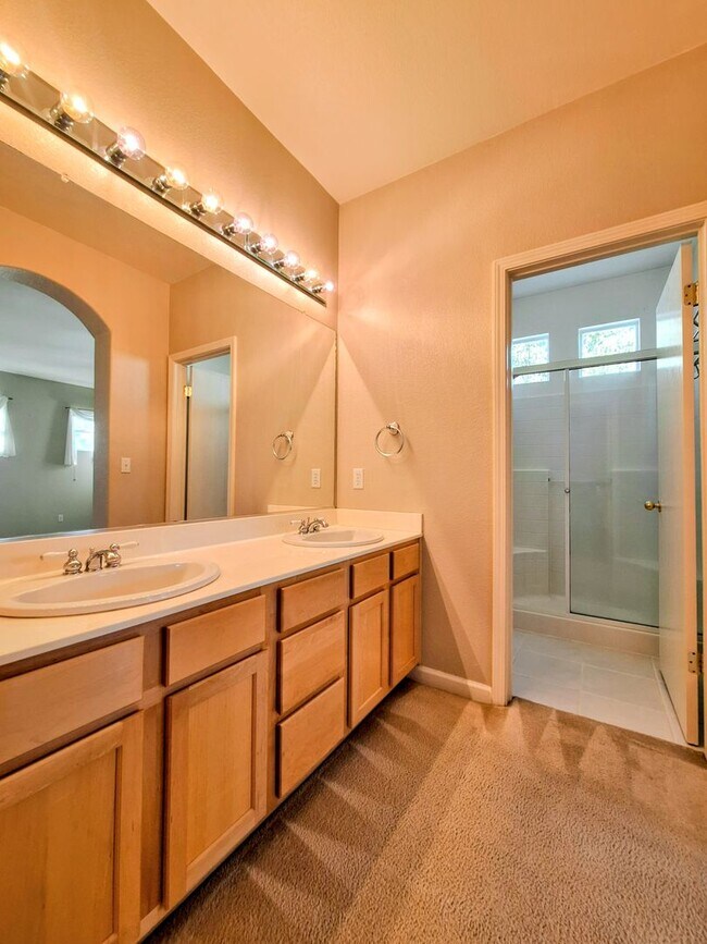 Foto del edificio - Beautiful 2-Story 2-Bd Condo With Attached...