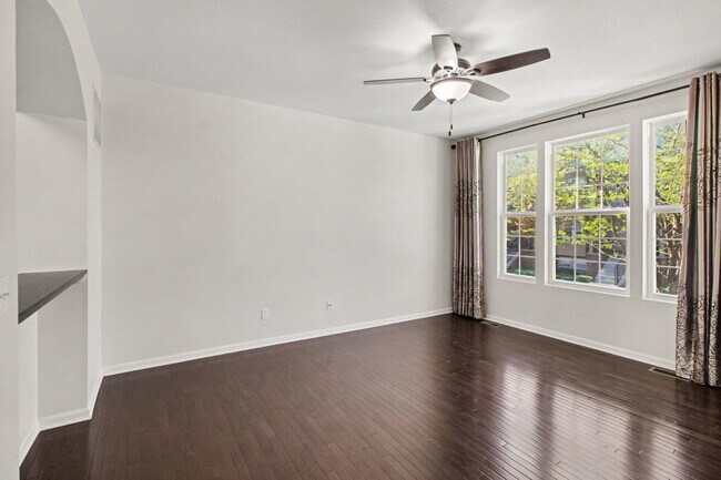 Foto del edificio - 27898 Hopkins Dr