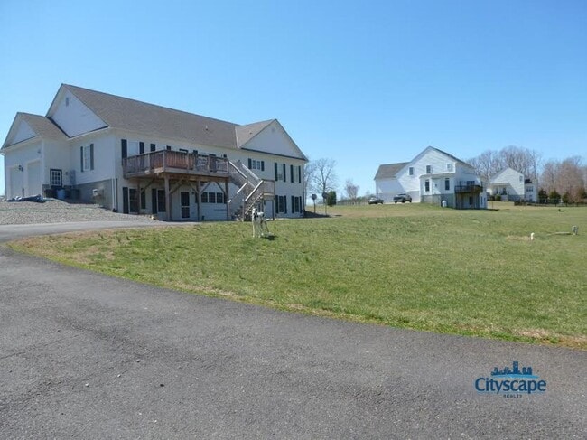 Building Photo - ALL UTILITIES INCLUDED - Spacious apartmen...