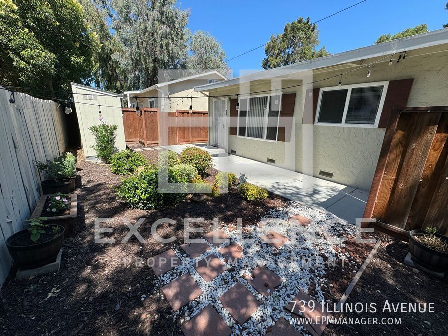 Primary Photo - Charming 2/1 Duplex with Modern Amenities