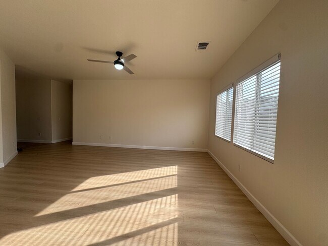 Foto del edificio - Located in a great neighborhood, Spacious 3-bedroom, 2-bath home with 2-car garage