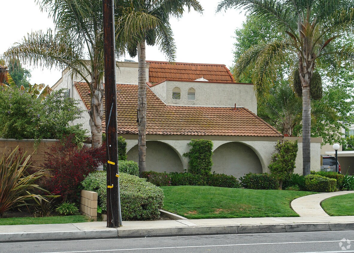 Building Photo - 2565 Santa Ana Ave