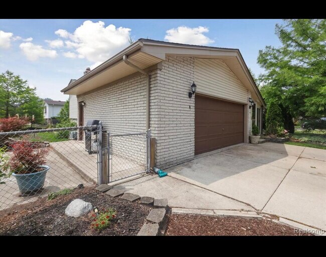 Building Photo - 5072 Chadbourne Dr
