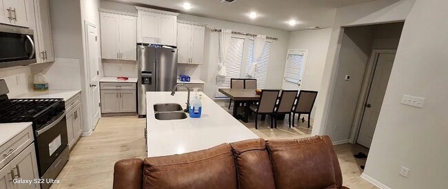 Foto del edificio - Charming 4BR 3.5BA w/ 2-Car Garage in Kyle