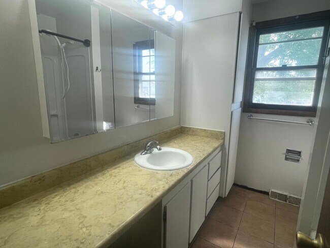 Foto del edificio - Two bedroom, One and half bathroom house! Pet friendly!