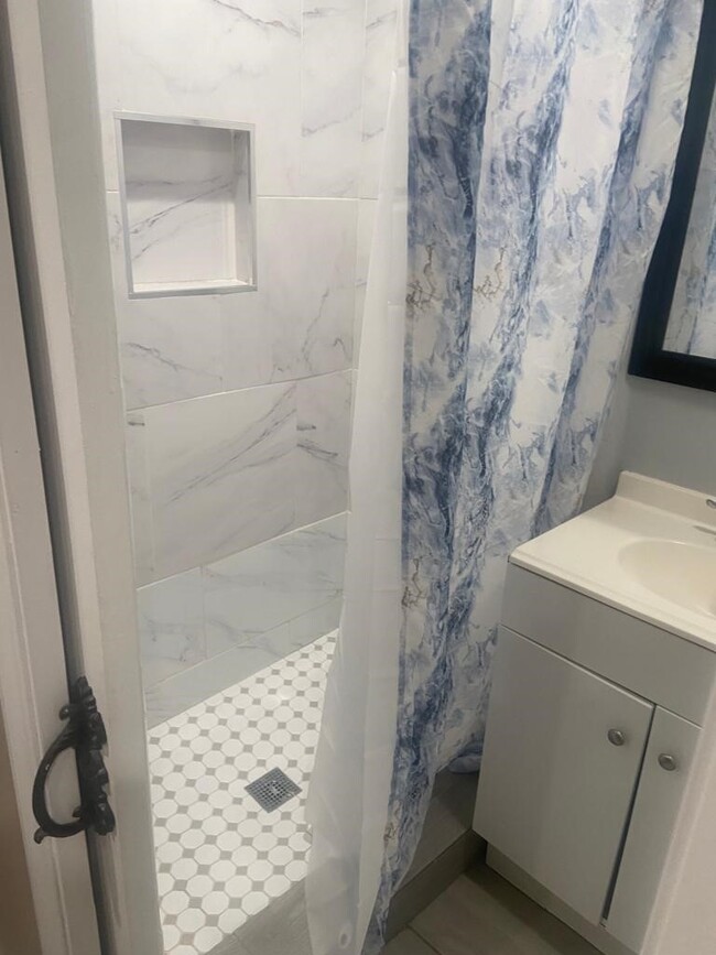 3 bedroom bathroom 1 - Lexington Ave