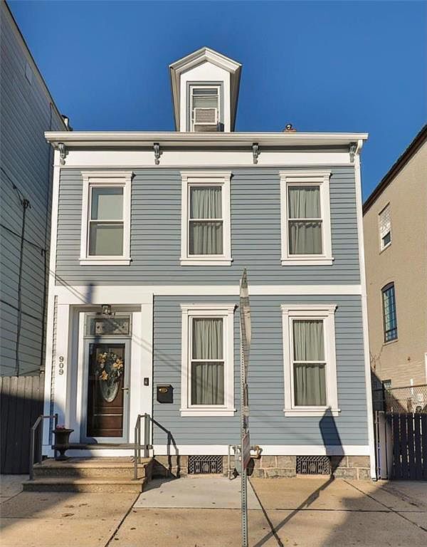 Primary Photo - 909 Washington St