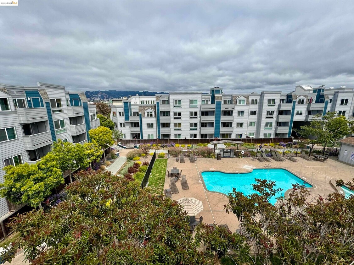Foto principal - 6400 Christie Ave
