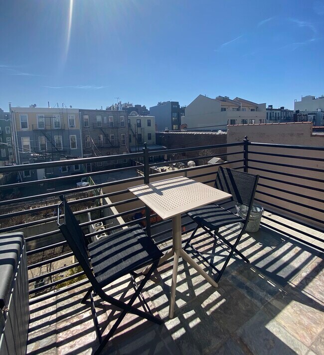 Balcón - 898 Metropolitan Ave