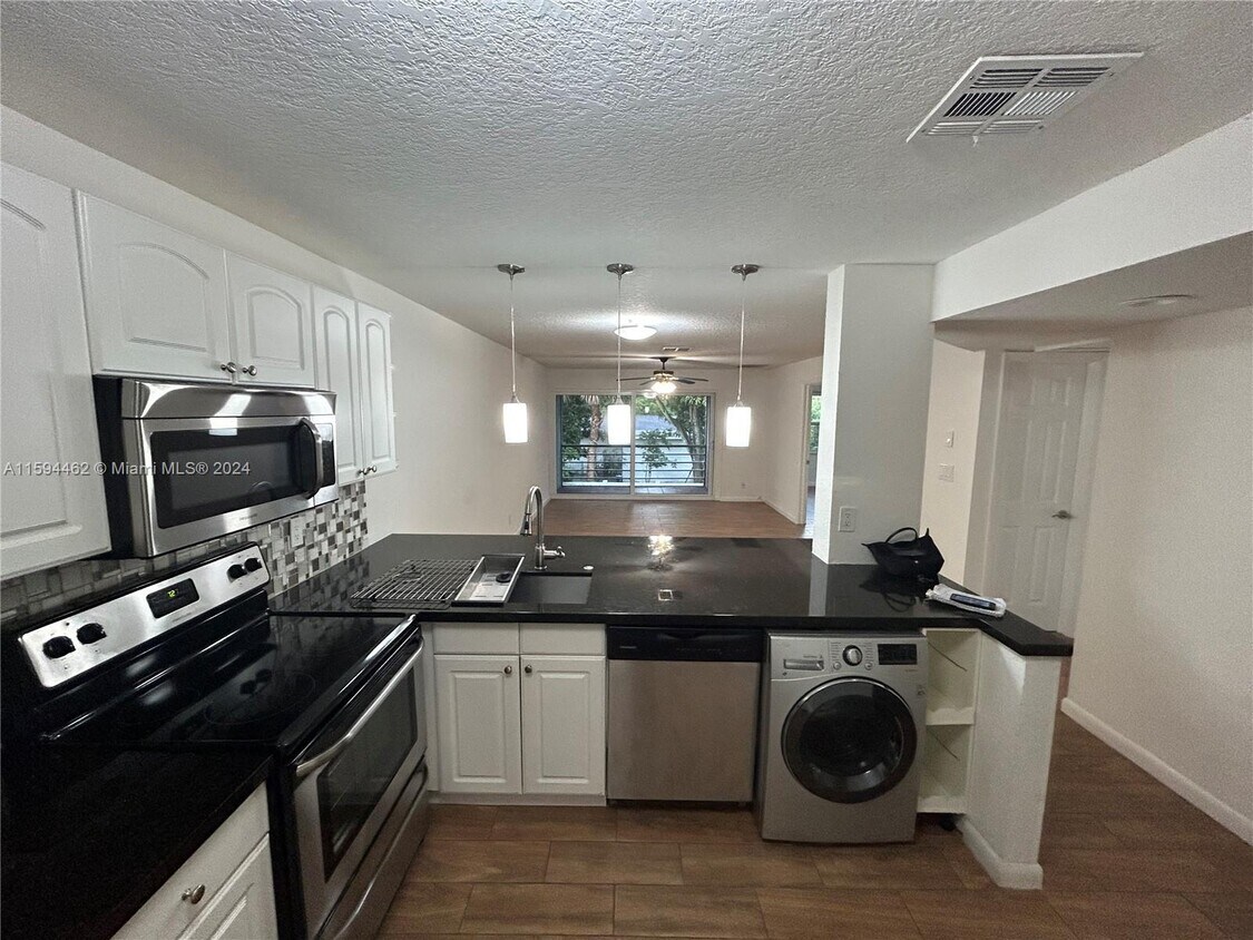 Foto principal - 3777 NW 78th Ave
