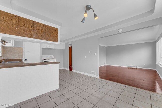 Foto del edificio - 10725 Vernon Ave