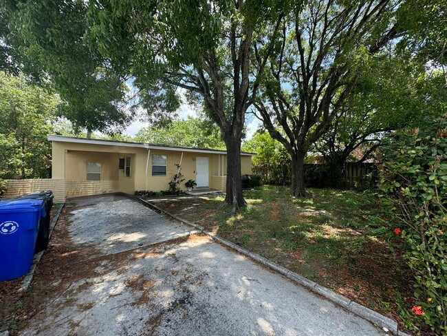 Foto del edificio - Nice 2-1 house with a carport and backyard