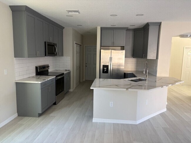 Foto del edificio - 4BR/3BA Two-Story Home in Hudson, FL – Mov...