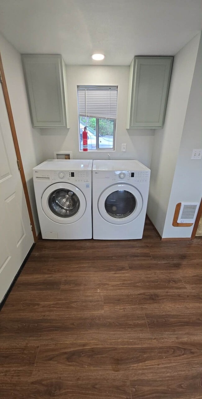 Building Photo - 20 NE Saber Dr