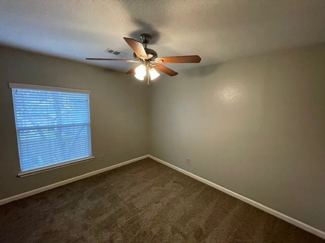 Foto del edificio - 7715 Spruce Haven Dr