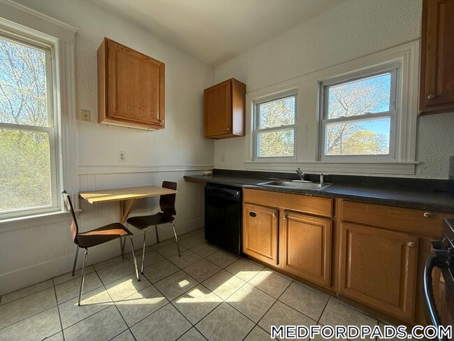 Building Photo - 124 Forest St