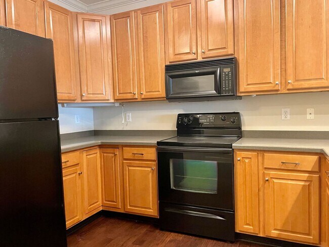 Foto del edificio - Available May 11th. GROUND FLOOR 3BR/2 BA Condo in Riverland Woods!