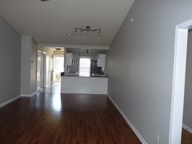 Área de estar hacia la cocina - 136 Portofino Ln SW